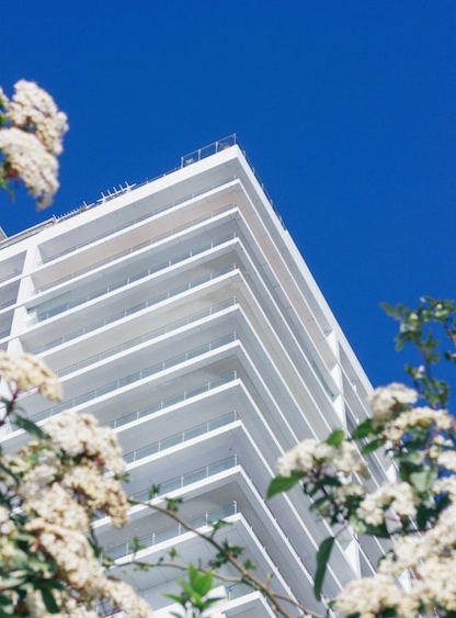 Использование современных материалов для отделки фасадов зданий